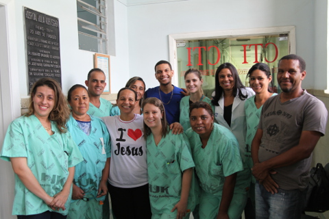Rodrigo, junto aos pais, e equipe do CTI