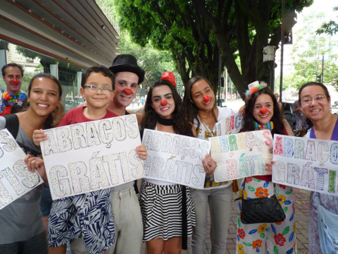Visitantes do HJXXIII recebem abraços de grupo de palhaços