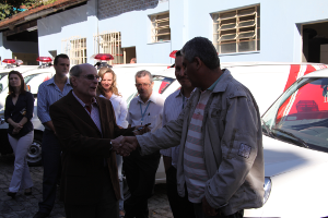 Presidente entrega chaves das ambulâncias