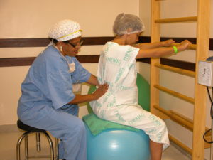 As doulas costumam realizar massagens para aliviar as dores das gestantes