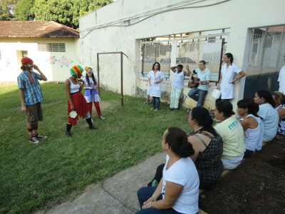 Palhaços visitam CEPAI