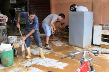 Limpeza de enchentes deve ser feita com proteção