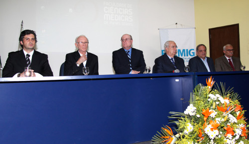 Foto: Rosemeire Carvalho<BR />Presidente da Fhemig (centro) prestigiou a abertura do simpósio