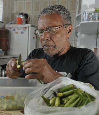 Luiz (à frente) e Antônio: sobreviventes de maus tratos do passado 