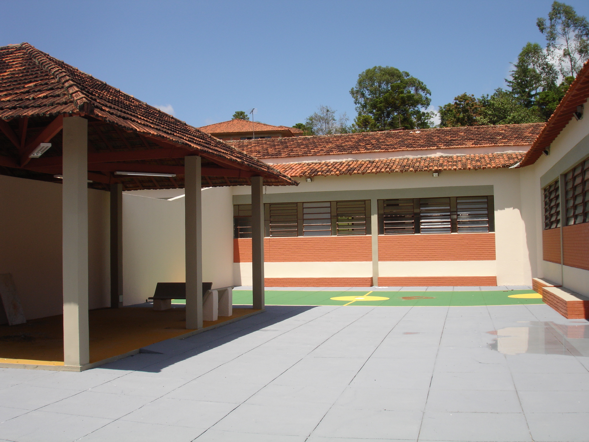 Unidade tem duas quadras esportivas para atividades terapêuticas