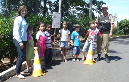 Fotos: Divulgação <BR /> Os alunos orientam a população em blitzen educativas