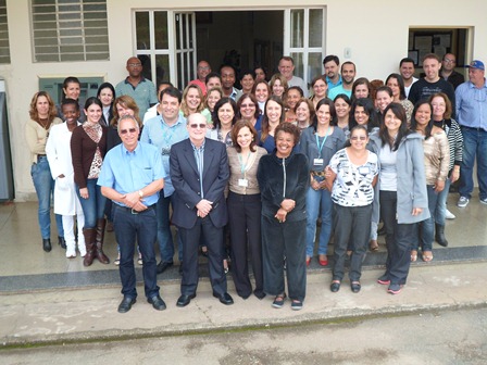 diretora-com-equipe-para-site