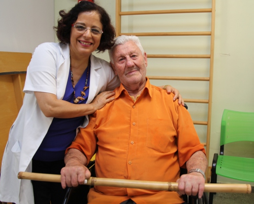 Foto: Rosemeire Carvalho<BR />Severiano José de Souza, paciente da Casa de Saúde Santa Izabel, com a terapeuta ocupacional Valéria de Sales Lima: carinho e atenção são fundamentais no tratamento