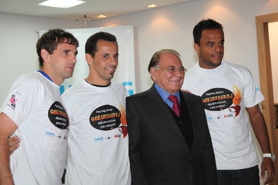 O Prof. Ivo Pitanguy é homenageado pelos jogadores Montillo (Cruzeiro), Euler (América) e Mancini (Atlético)