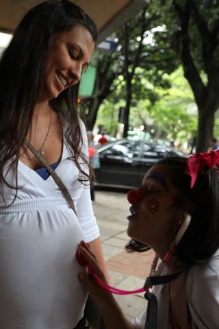 A 'médica' Floripes verificou os batimentos do bebê e mãe orientada sobre doenças sexualmente transmissíveis 