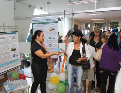 Foto: Erick Dias <BR /> Comissão distribui material na portaria do Hospital João XXIII