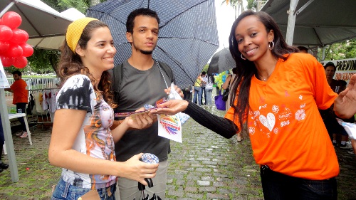 Fotos: Márcia Grazzioti<BR />Uma das relações públicas da Fhemig, Juliana Cota, ajuda a orientar a população durante o evento na Praça da Liberdade
