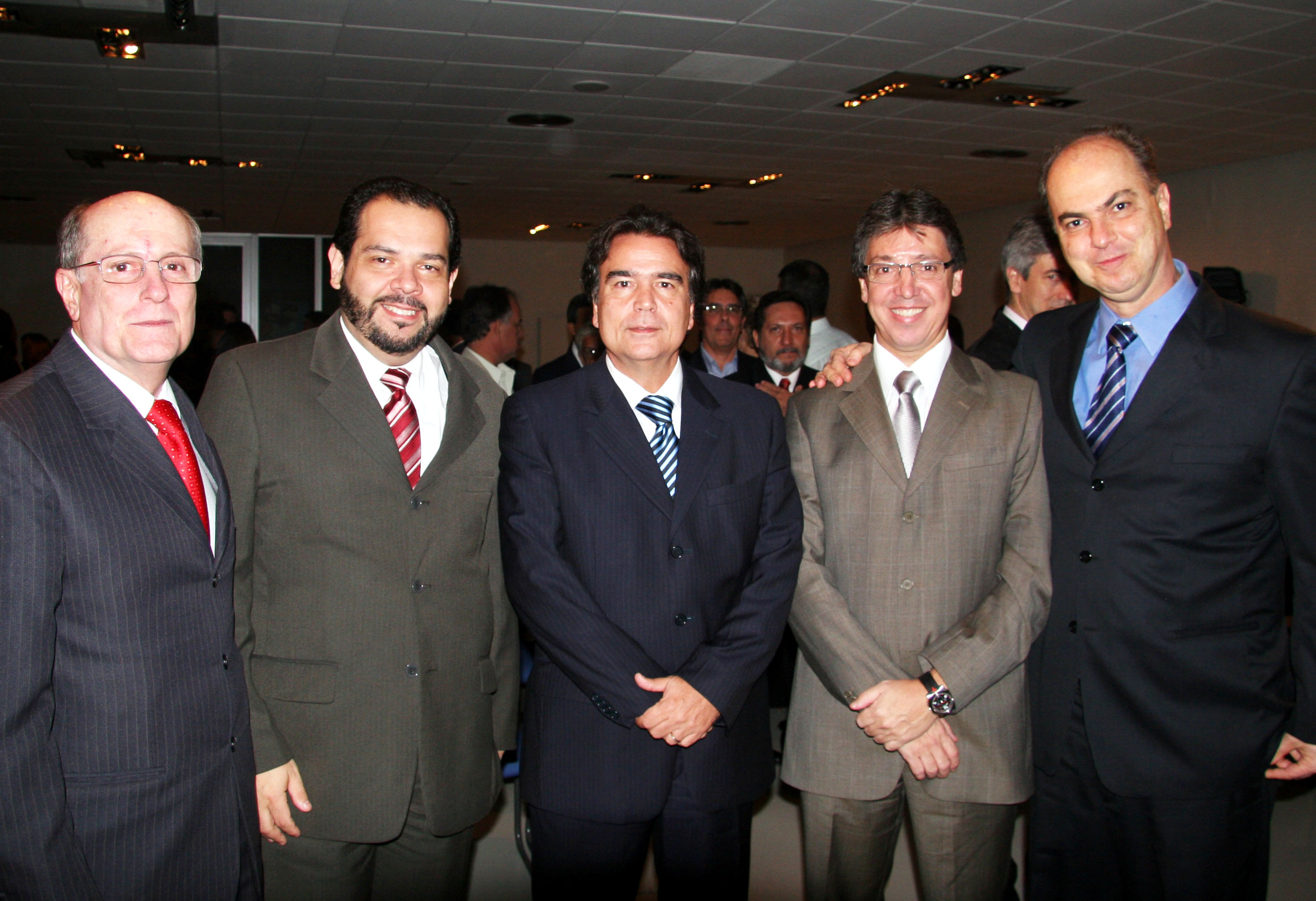Foto: Adair Gomez<BR />Da esquerda para a direita: Antônio  Carlos de Barros Martins (presidente da Fhemig), Marcelo Teixeira  (Secretário Municipal de Saúde de BH), José Gomes Temporão (Ministro da  Saúde), Antônio Jorge Souza Marques (Secretário de Estado de Saúde de  MG) e Charles Simão Filho (diretor do MG Transplantes)