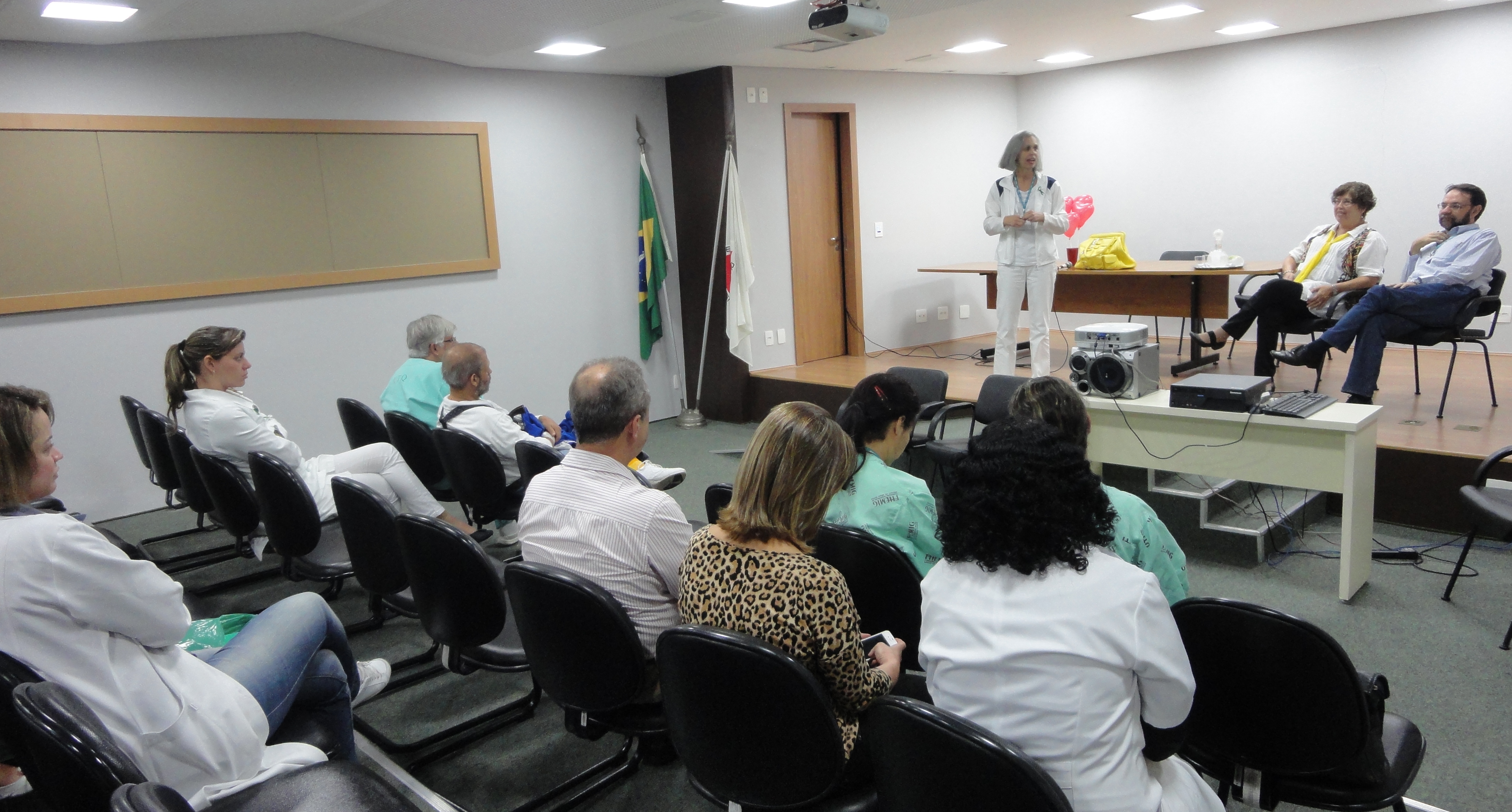 Os médicos Roberto Marini e Cláudia Botelho, à direita no palco, falam sobre seus próprios transplantes e incentivam a doação de órgãos <BR /> Foto: Rosemeire Carvalho