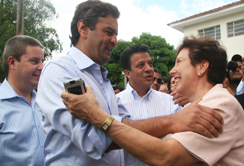 A gerente assistencial, Carmem Terezinha Mazzilli recebe o Governador