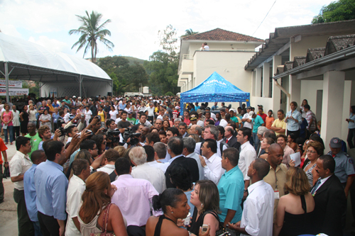 Centenas de populares vieram para a inauguração