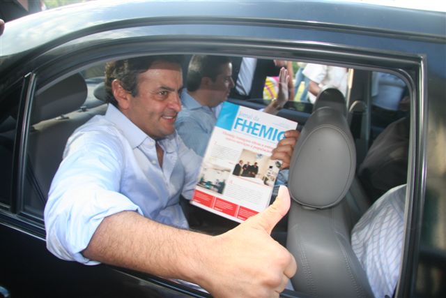 Governador leva Jornal da Fhemig, na saída do inauguração
