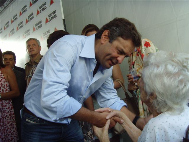 Foto: Nádia Maria Silva <BR /> Paciente Maria Marques recebe cumprimentos do Governador