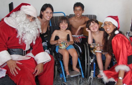 Foto: Aline Santos <BR /> Miguel e Miquéias entre o Papai e a Mamãe Noel