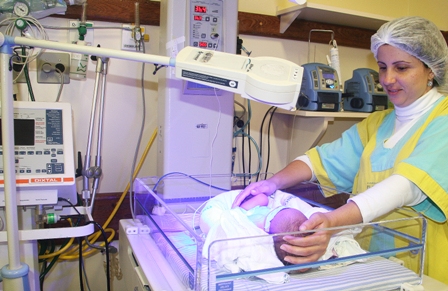 Prematuros recebem cuidados na UTI Neonatal