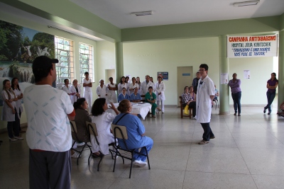 Foto: Michelle Toledo<BR />O pneumologista Leonardo Moura tira as dúvidas dos pacientes do HJK durante lançamento da campanha