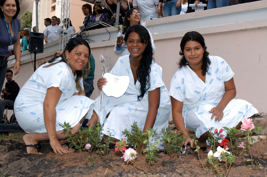 Foto: André Brant<BR />Futuras mães plantam rosas na Maternidade Odete Valadares para lembrar Dia Mundial sem Tabaco