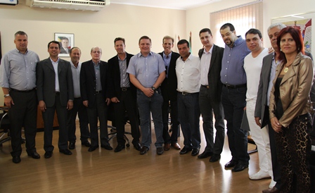 christina-reuniao-com-prefeitos-30abr-2013-para-site