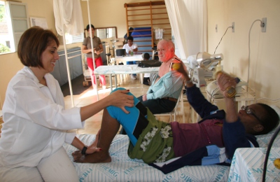Paciente idoso é atendido na fisioterapia da Casa de Saúde Padre Damião <BR /> Foto: Arquivo ACS Fhemig