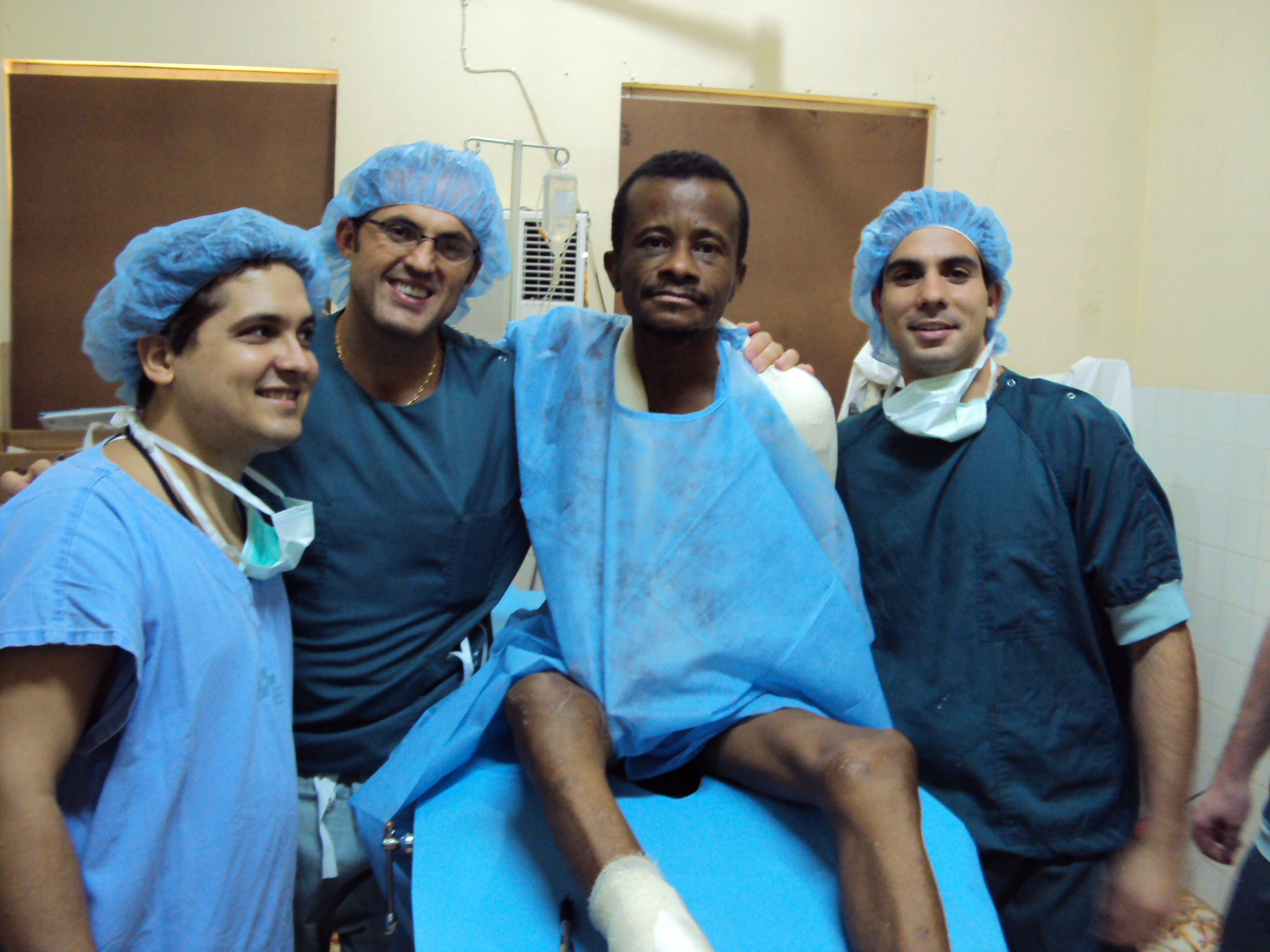 Fotos: Arquivo pessoal <BR /> Ricardo Costa Val com equipe e paciente no Haiti