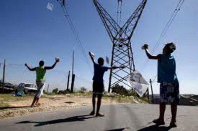 Foto: Divulgação<BR /> Soltar pipas, ou papagaios, perto de redes elétricas é risco certo, assim como o uso de cerol