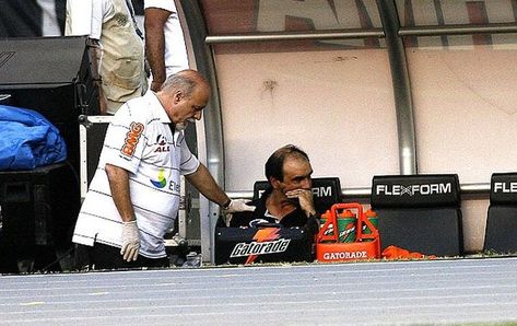 Foto: UOL<BR />O técnico de futebol Ricardo Gomes passou mal no estádio e foi levado imediatamente ao hospital
