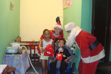 Papai Noel leva solidariedade às crianças do programa de Assistência Domiciliar