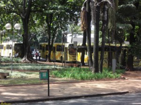 Mudança de circulação na Praça Hugo Werneck requer atenção para evitar acidentes