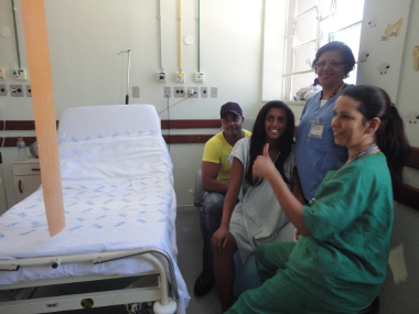 A primeira paciente da suíte de parto natural acompanhada pelo marido, pela doula e pela enfermeira obstetra da MOV