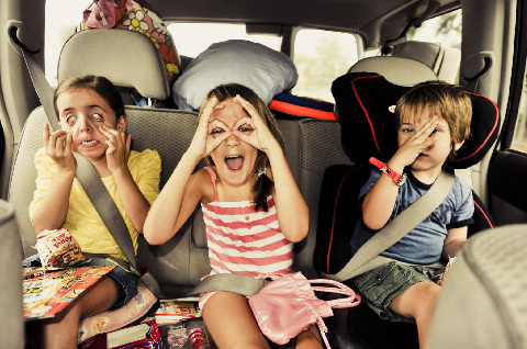 Viajar de carro com crianças requer cuidados extras